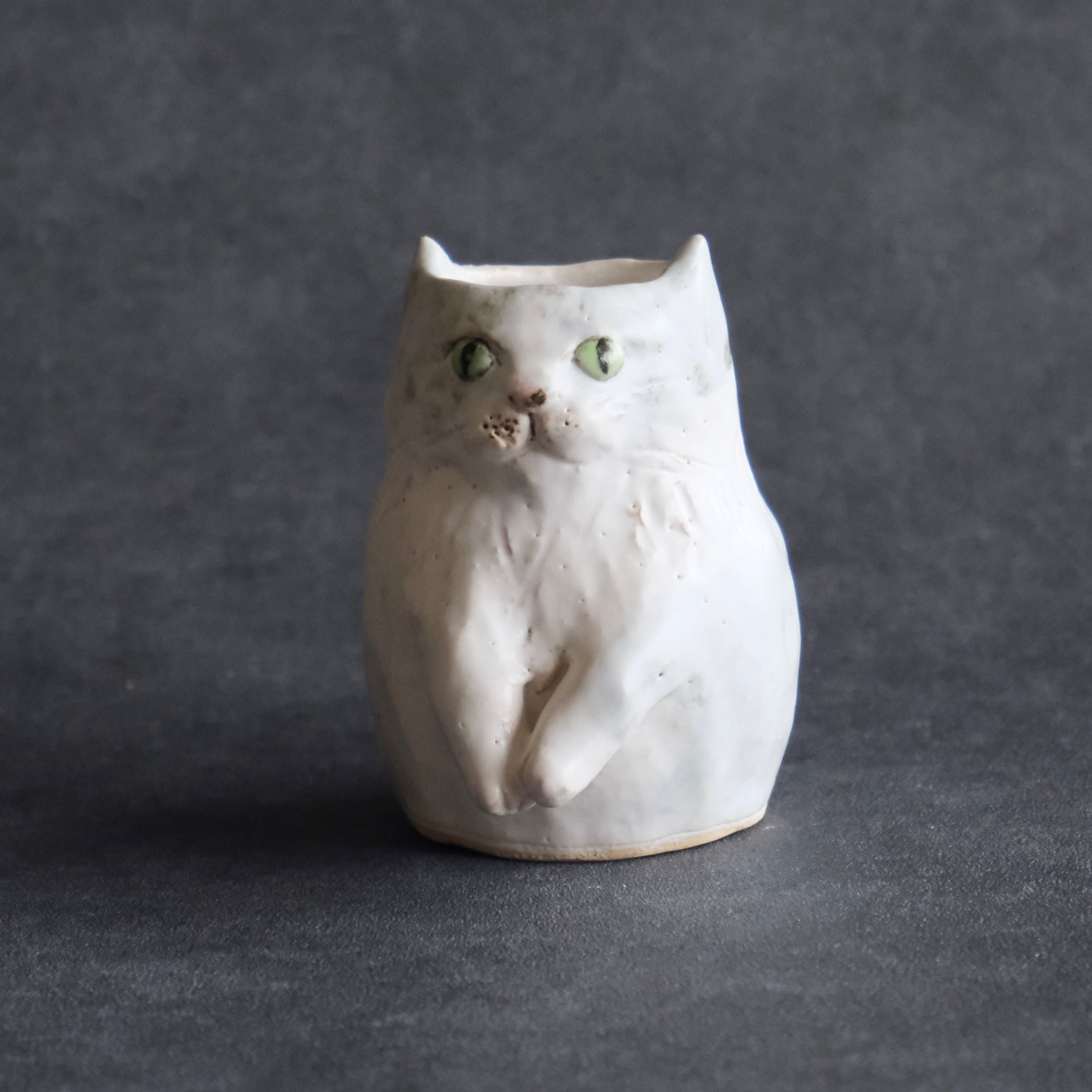 猫の花入れ(中) 白・緑の瞳