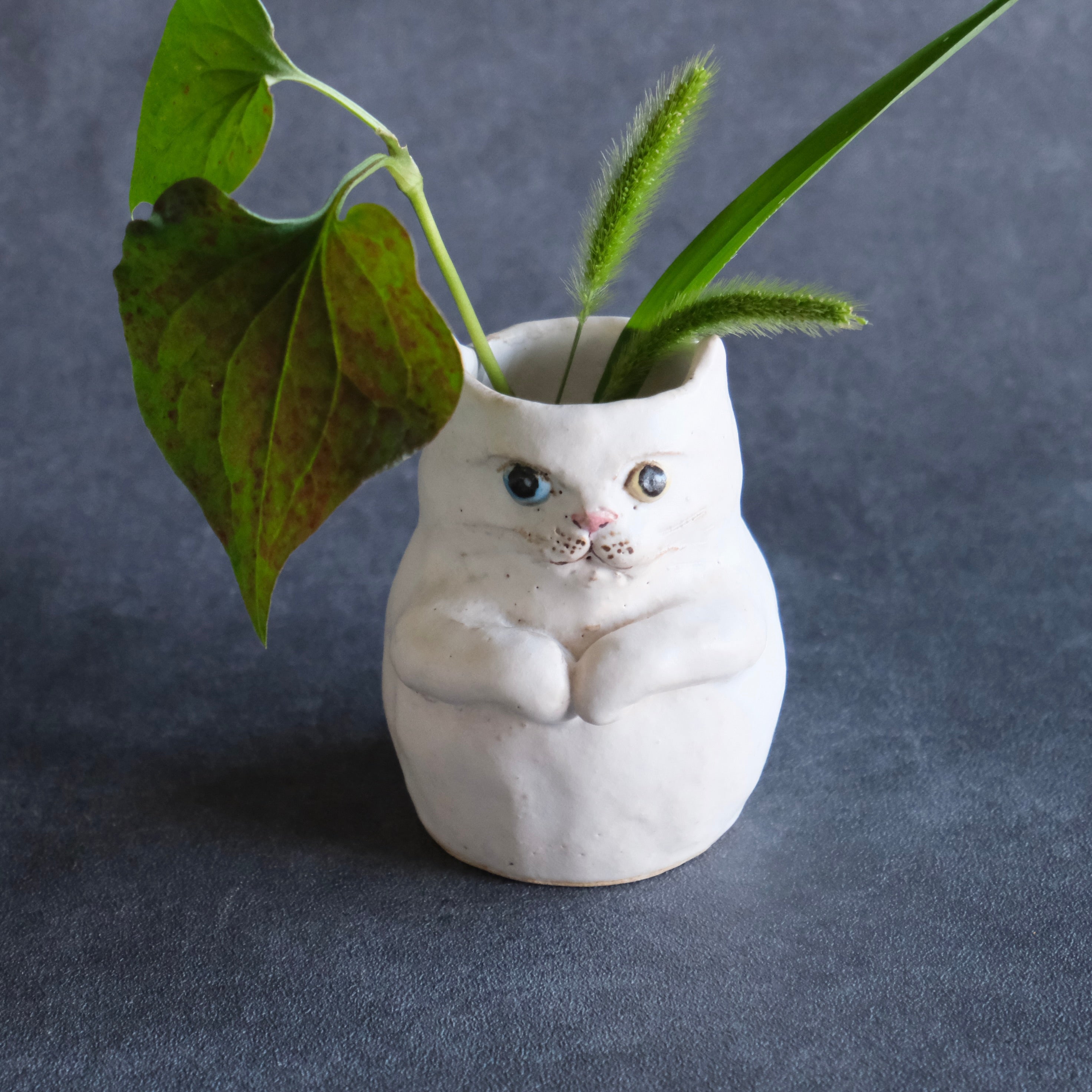 猫の花入れ(中) 白・オッドアイ