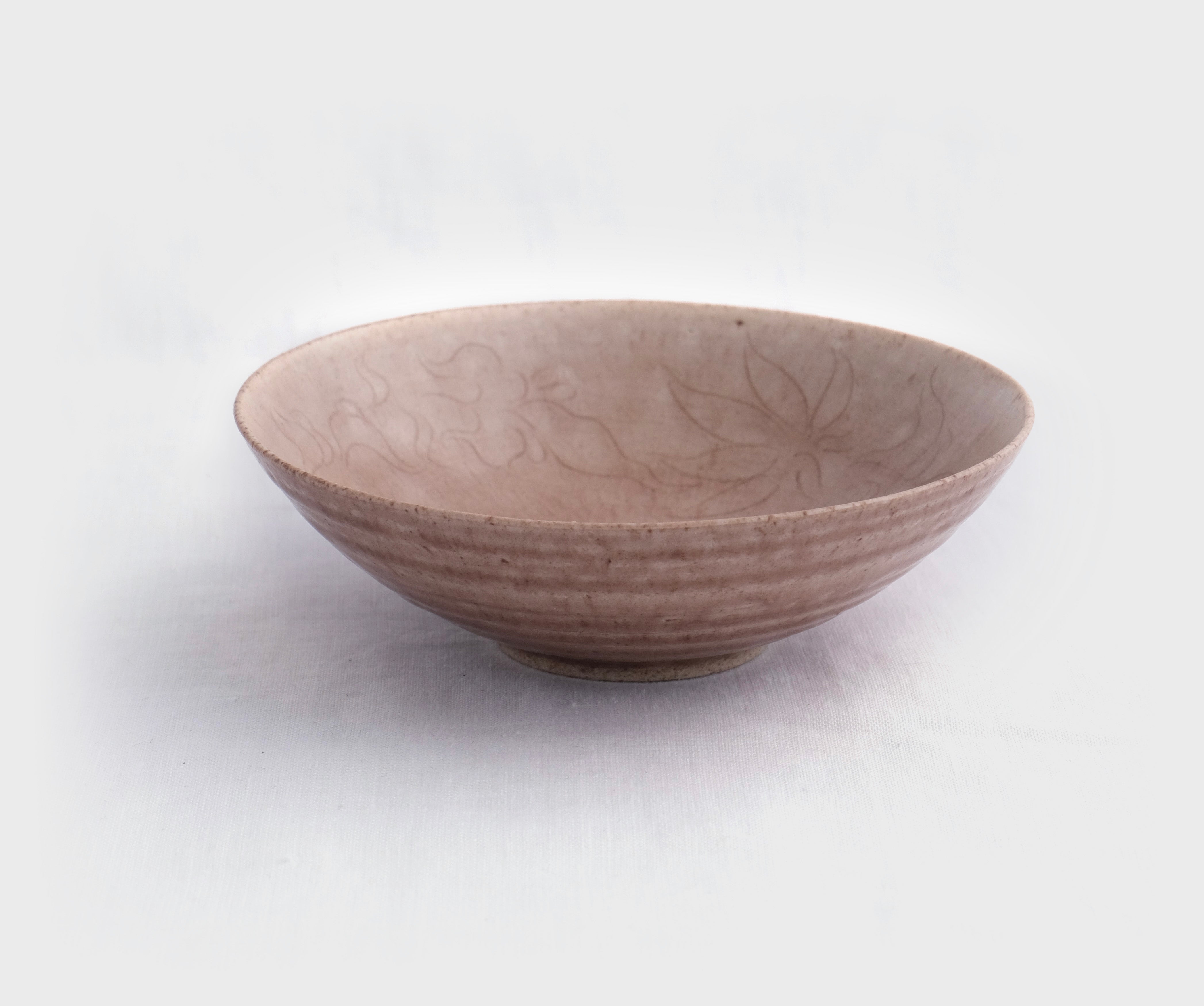 紅瓷 線刻 蓮唐草文 4.5寸 浅鉢