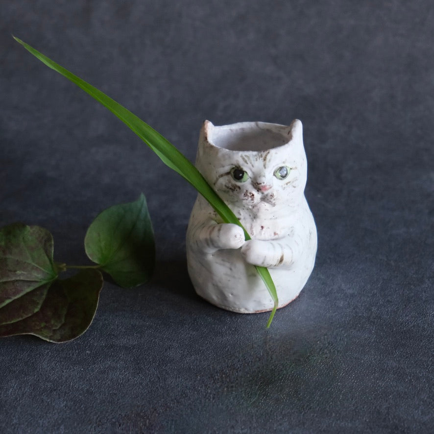 猫の花入れ（小） グレー縞・緑の瞳