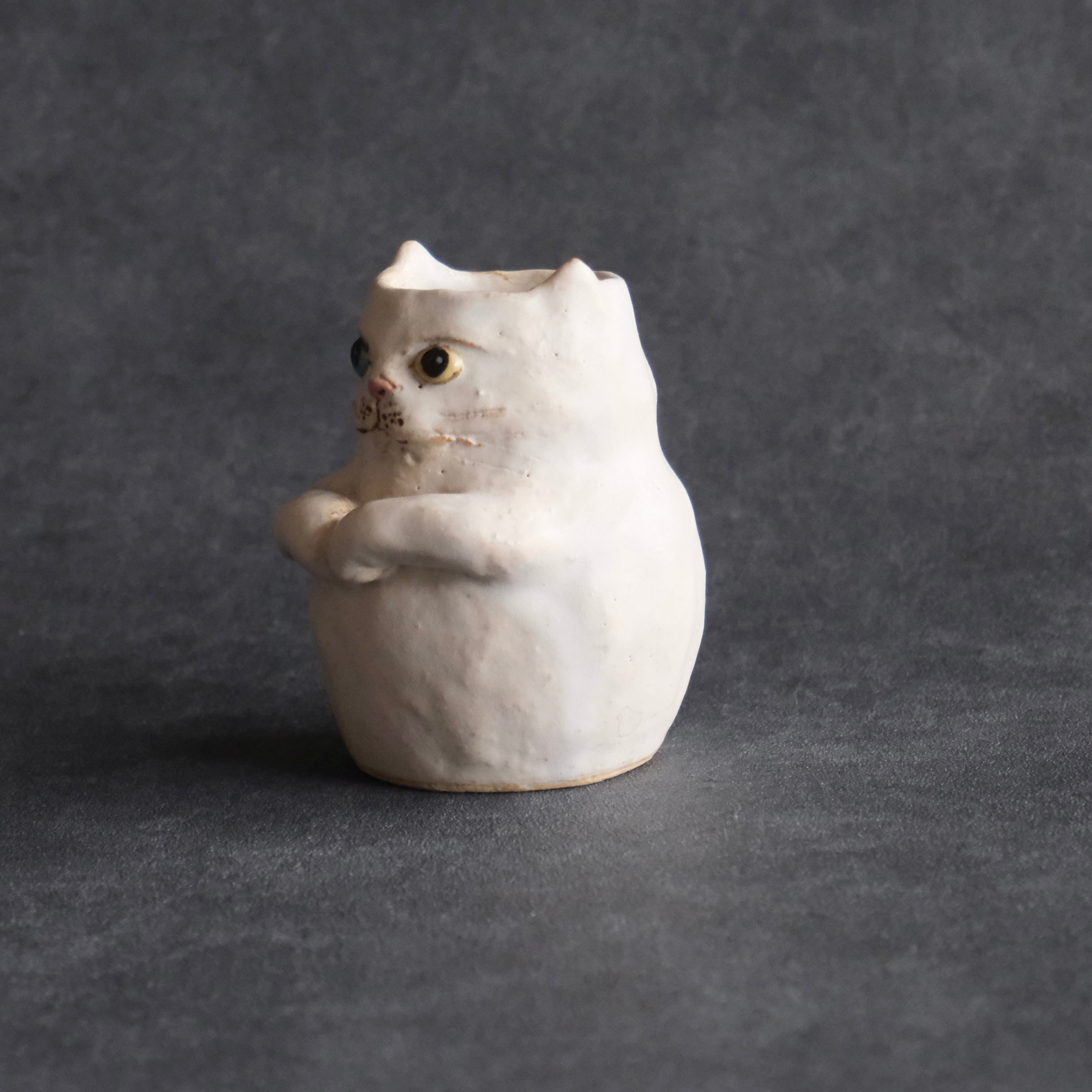 猫の花入れ（中） 白・オッドアイ