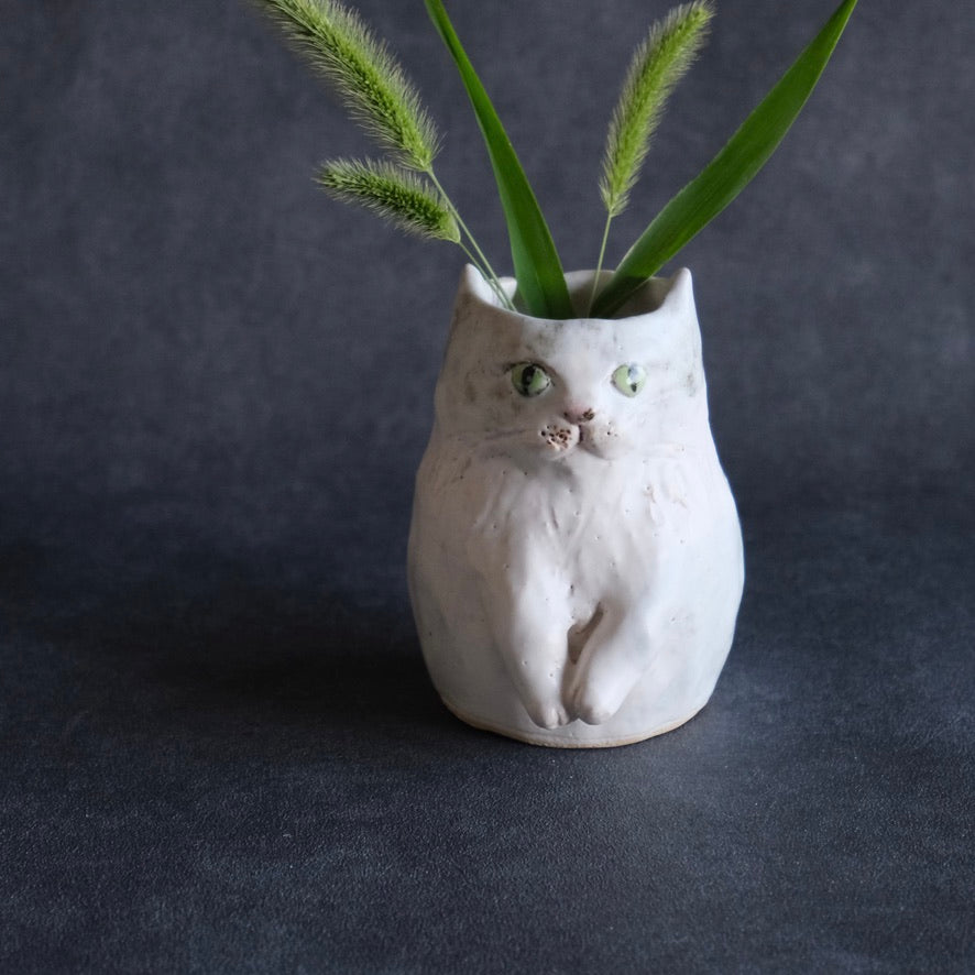 猫の花入れ（中） 白・緑の瞳