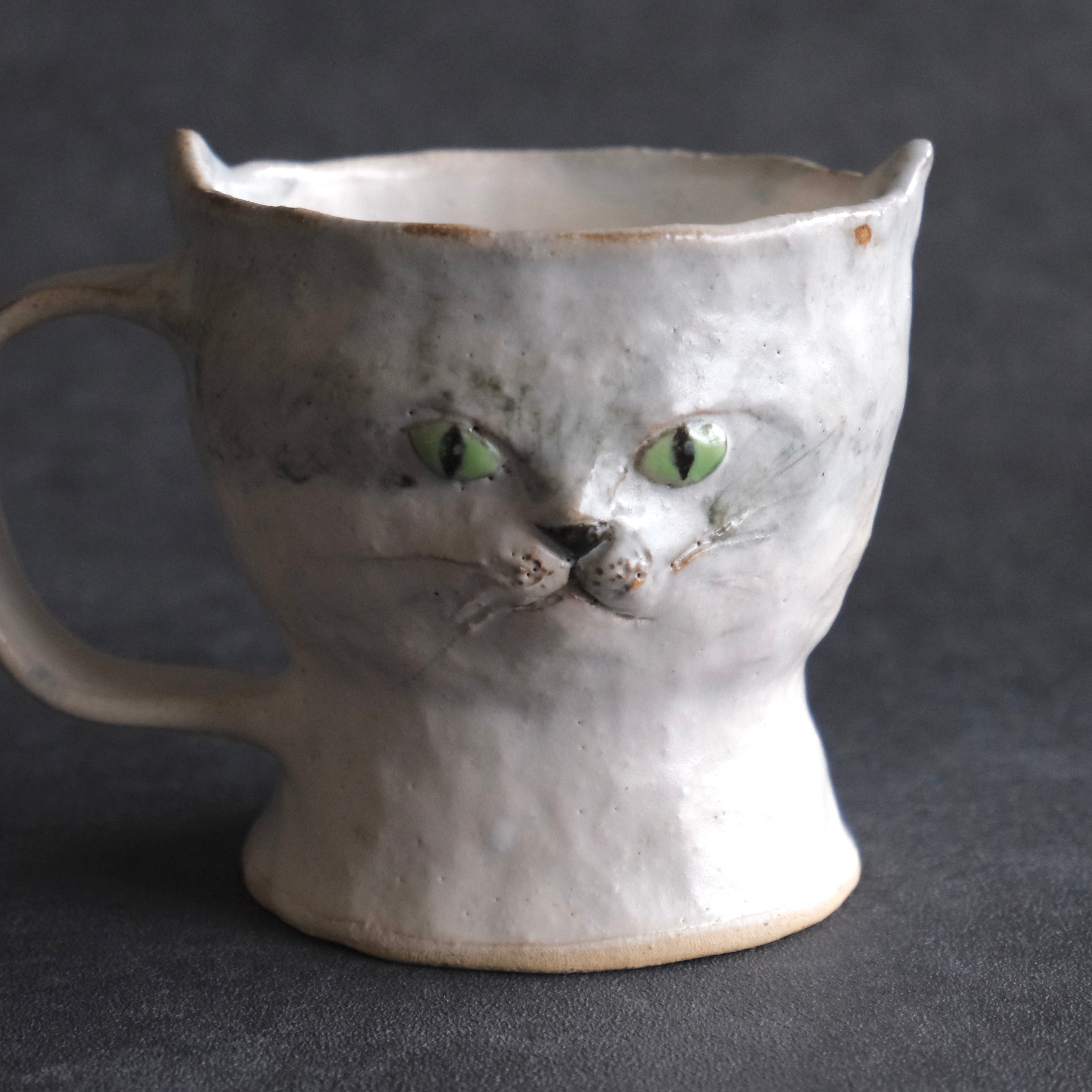 猫のマグカップ　グレー・緑の瞳