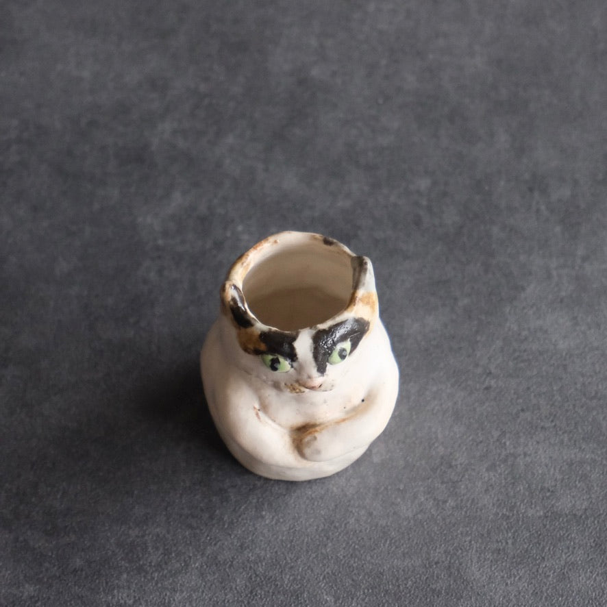 猫の花入れ（小） 三毛・緑の瞳