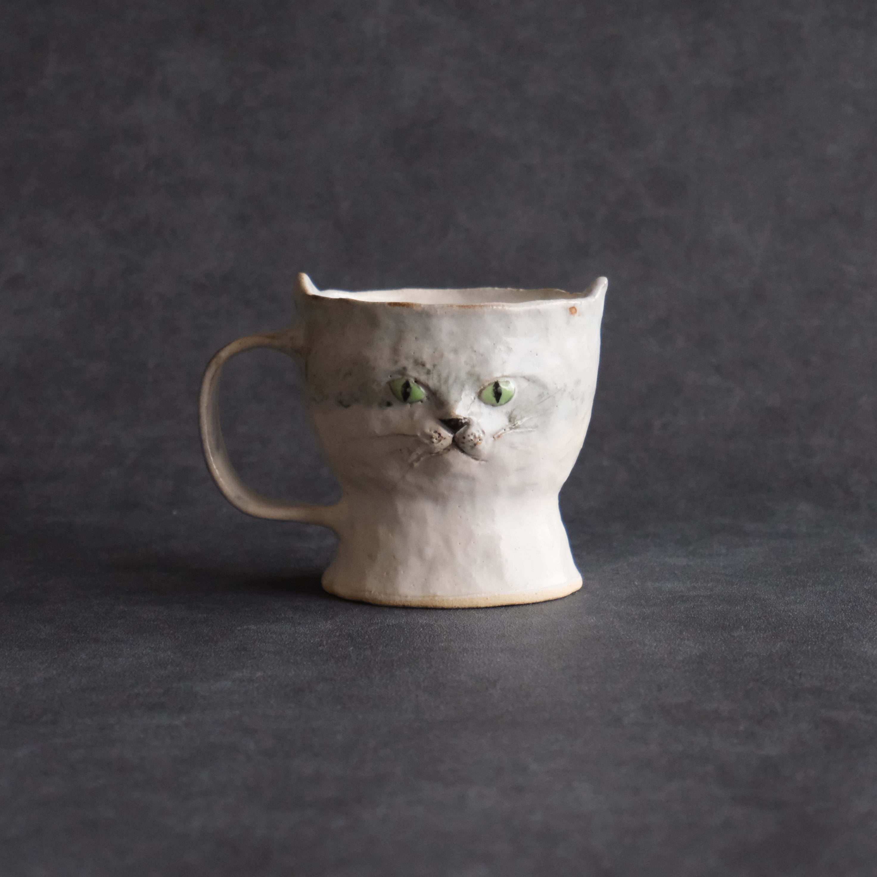 猫のマグカップ　グレー・緑の瞳
