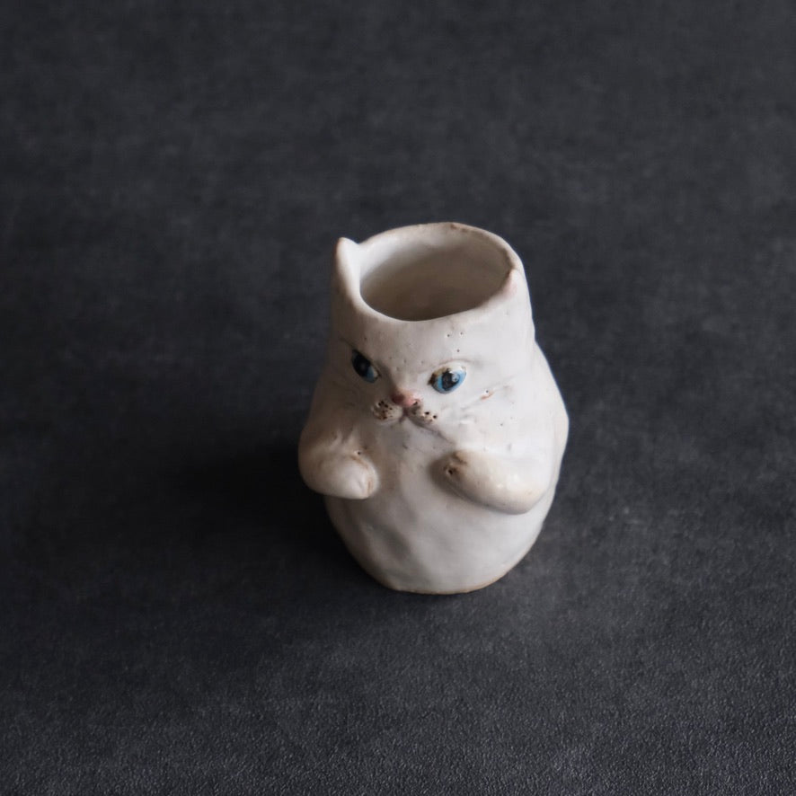 猫 花入れ（小）白・青い瞳