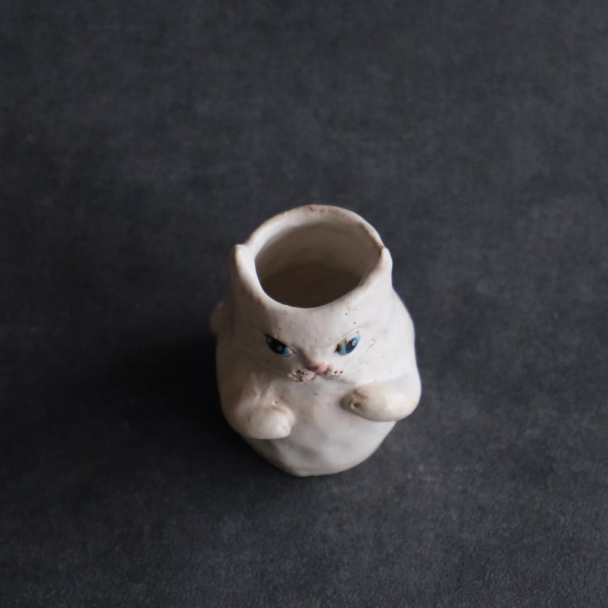 猫 花入れ（小）白・青い瞳