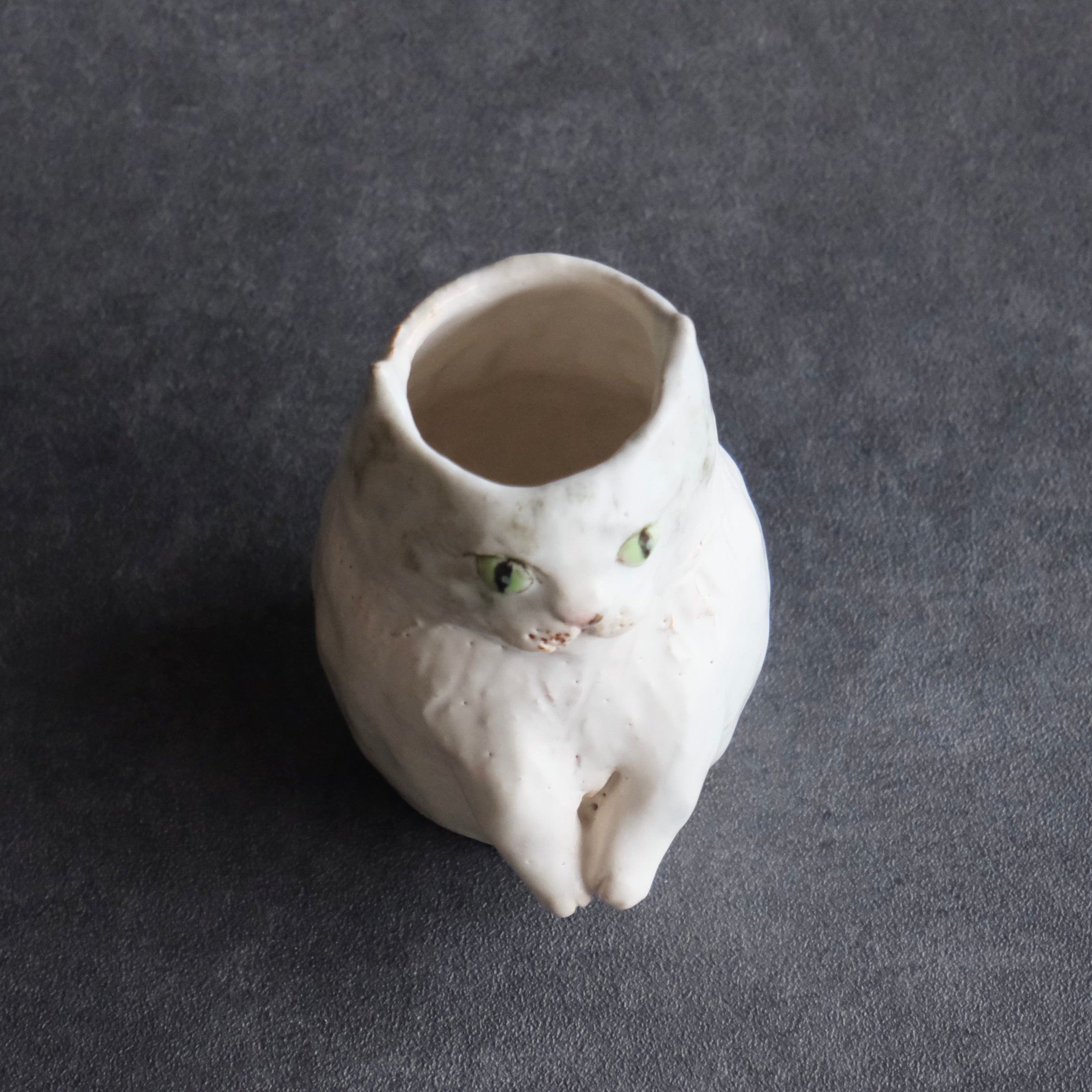 猫の花入れ（中） 白・緑の瞳
