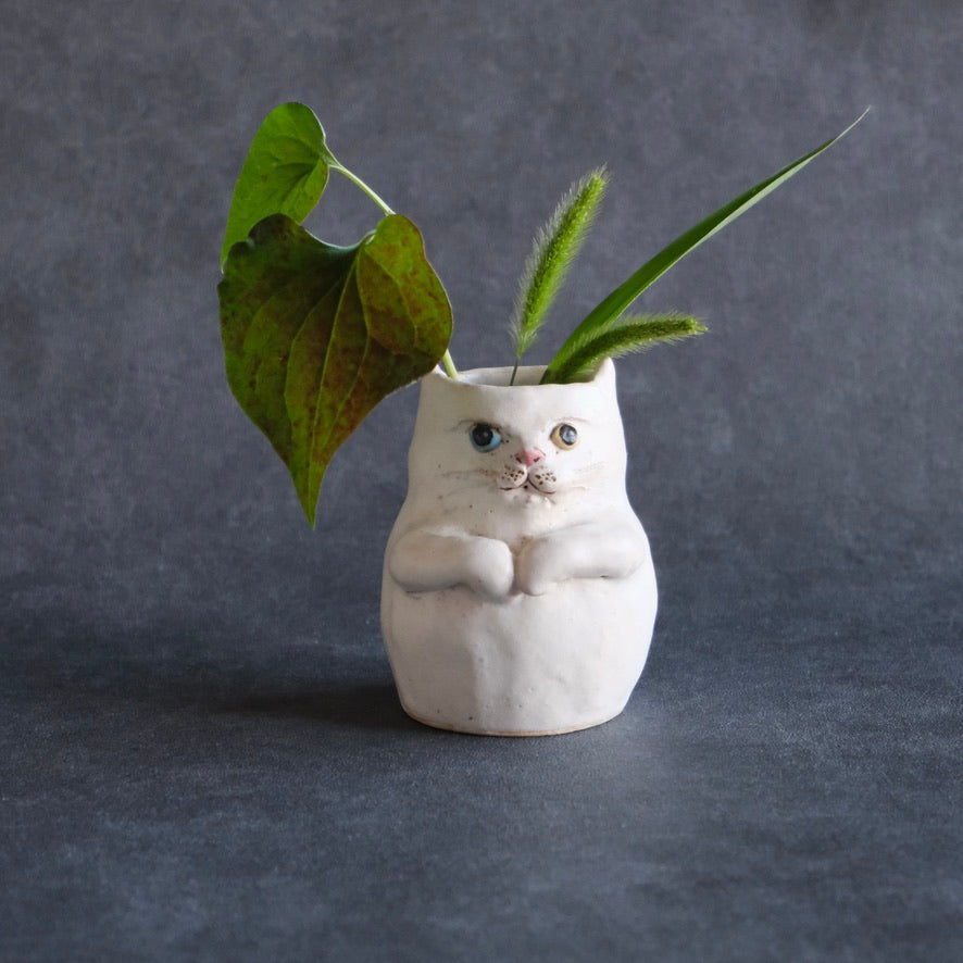猫の花入れ（中） 白・オッドアイ