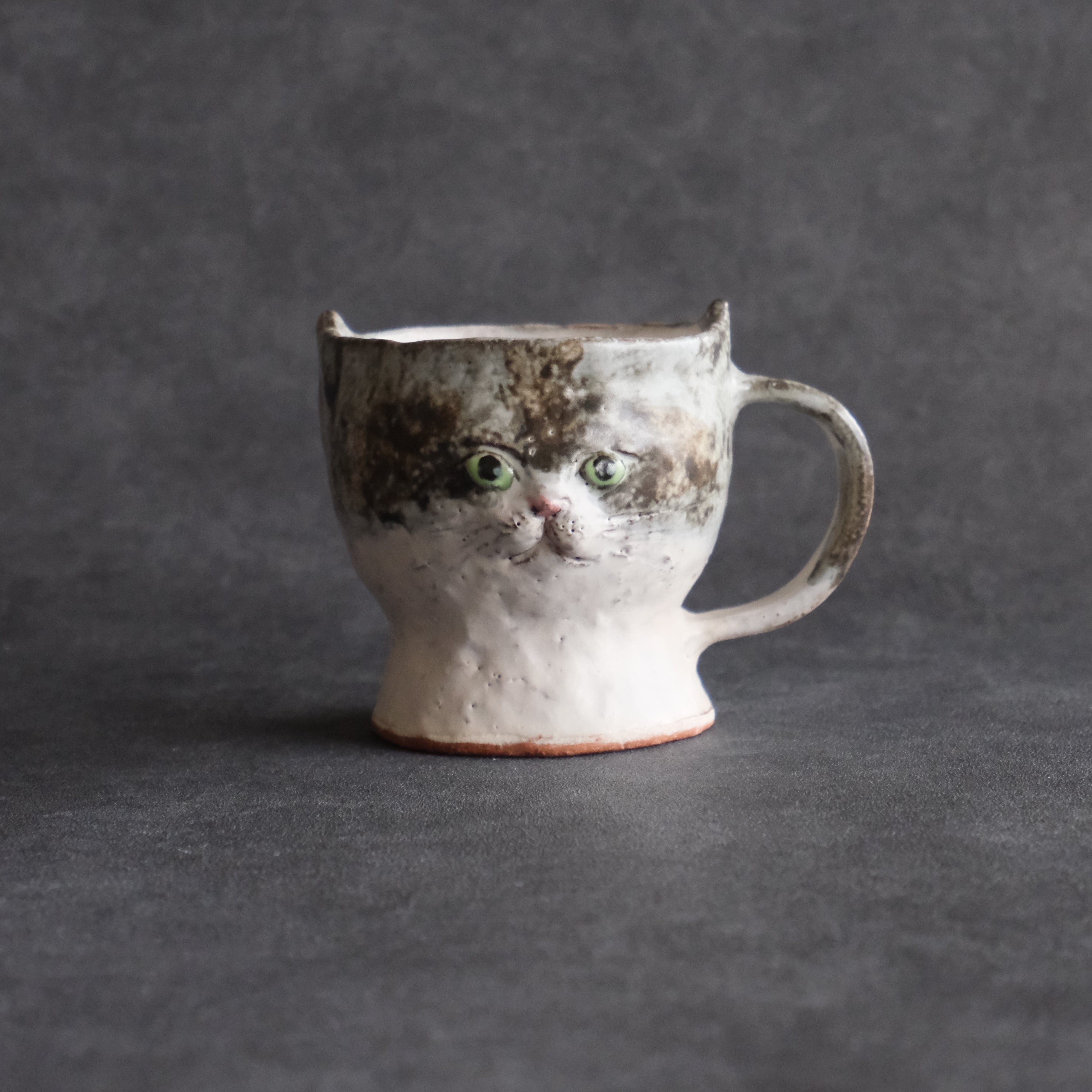 猫のマグカップ　墨グレー・緑の瞳