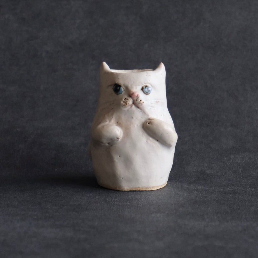 猫 花入れ（小）白・青い瞳