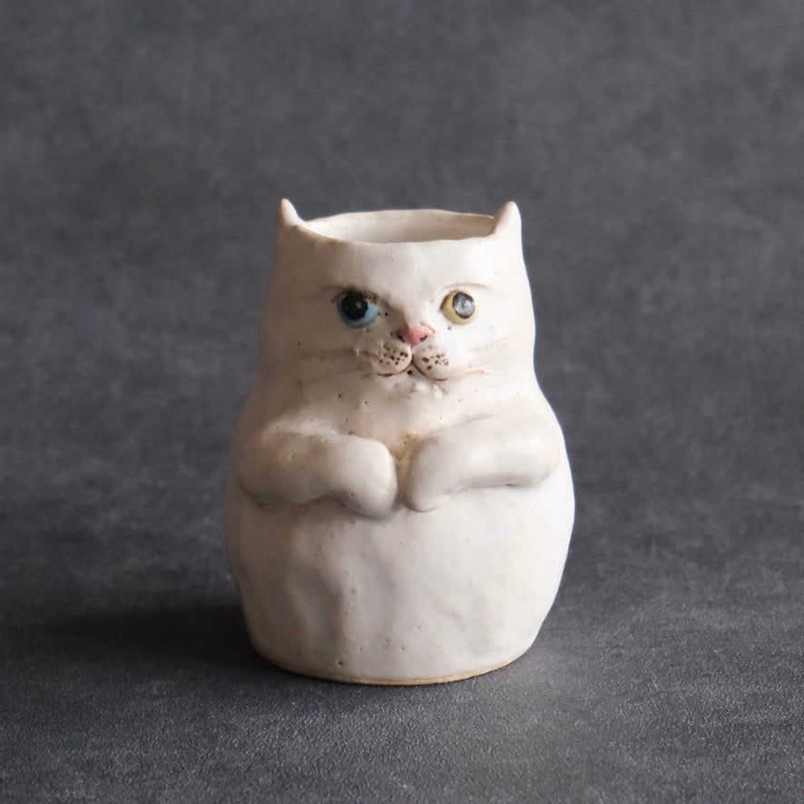 猫の花入れ（中） 白・オッドアイ