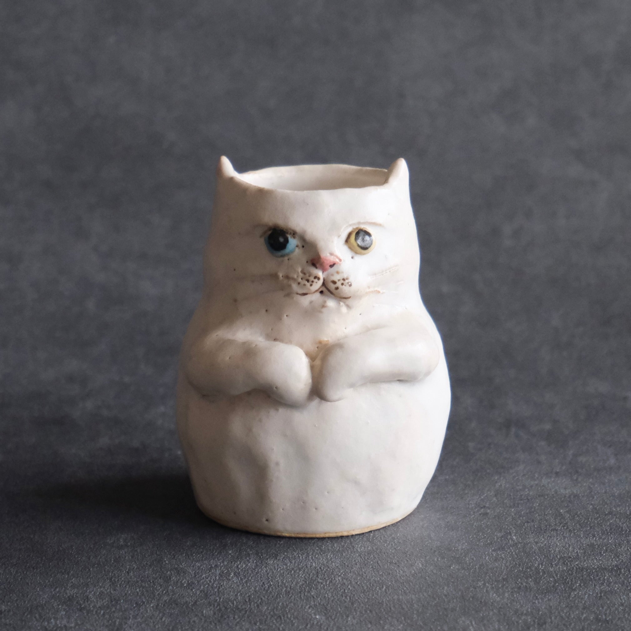 猫の花入れ（中） 白・オッドアイ