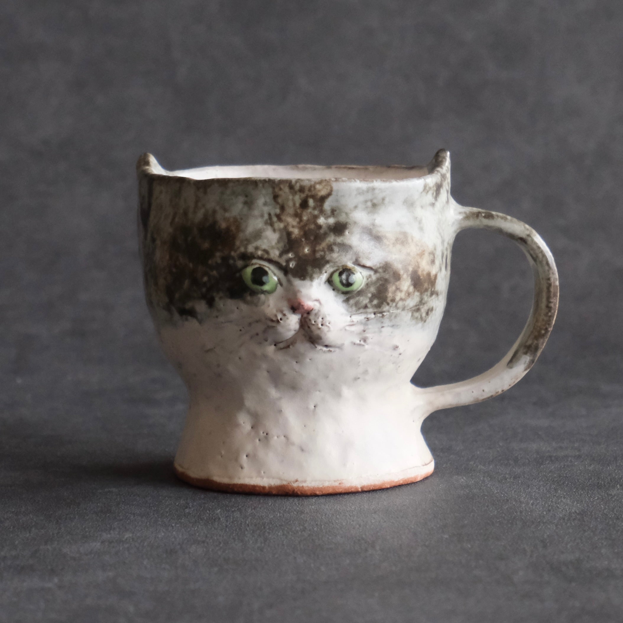 猫のマグカップ　墨グレー・緑の瞳