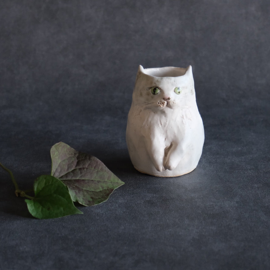 猫の花入れ（中） 白・緑の瞳
