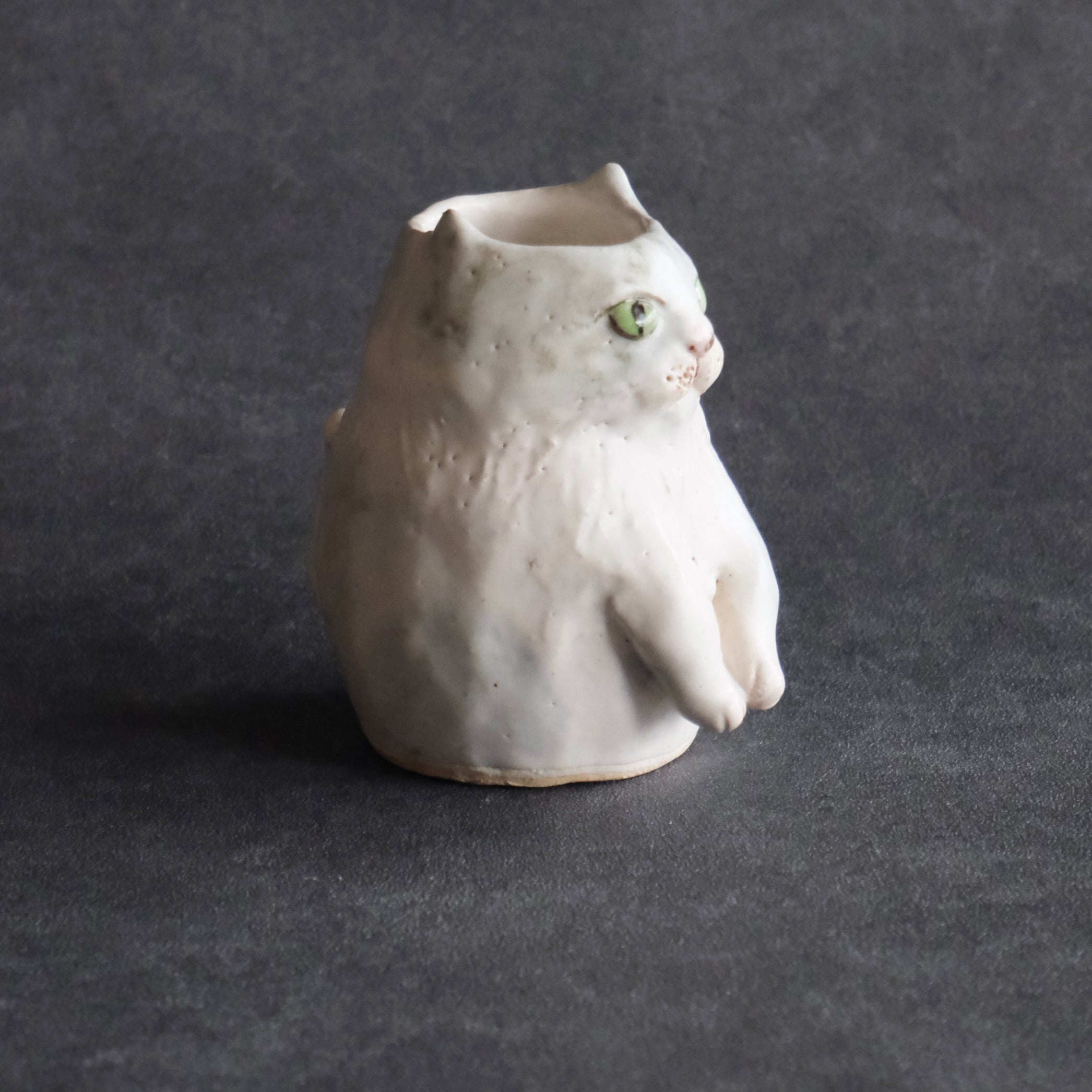 猫の花入れ（中） 白・緑の瞳