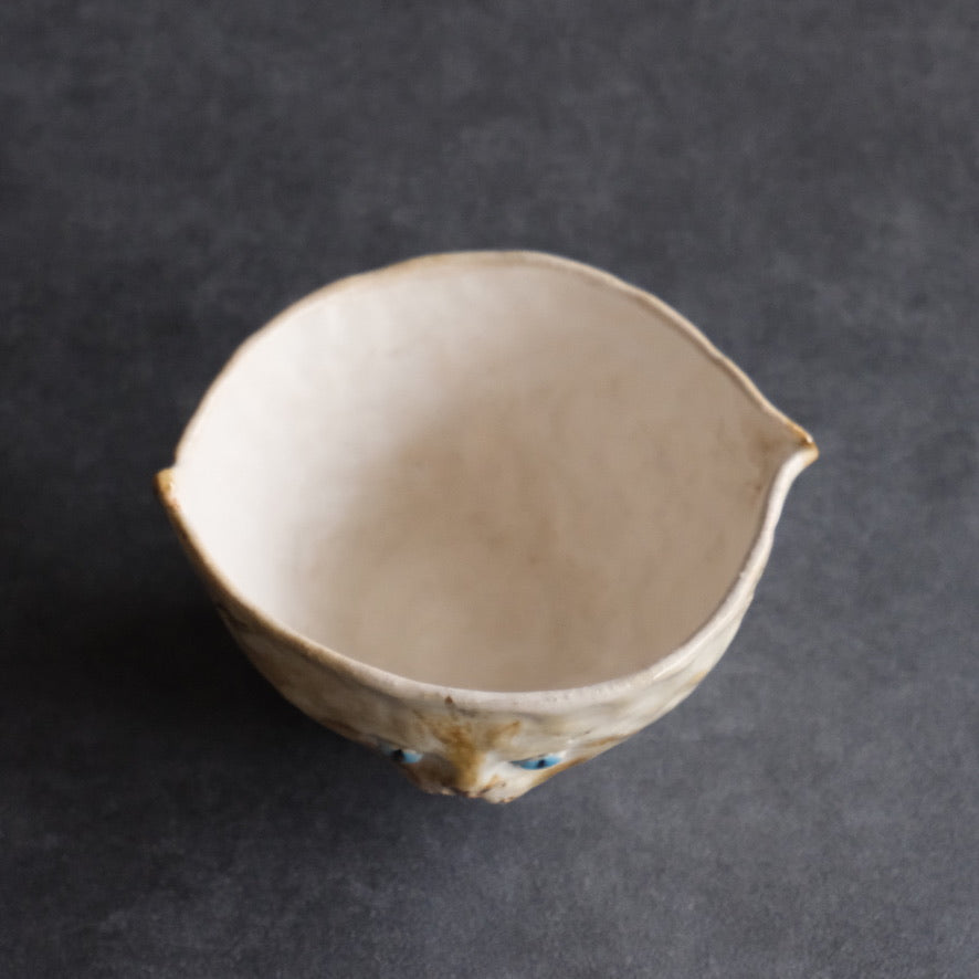 猫 片口　たれ耳・茶・青い瞳