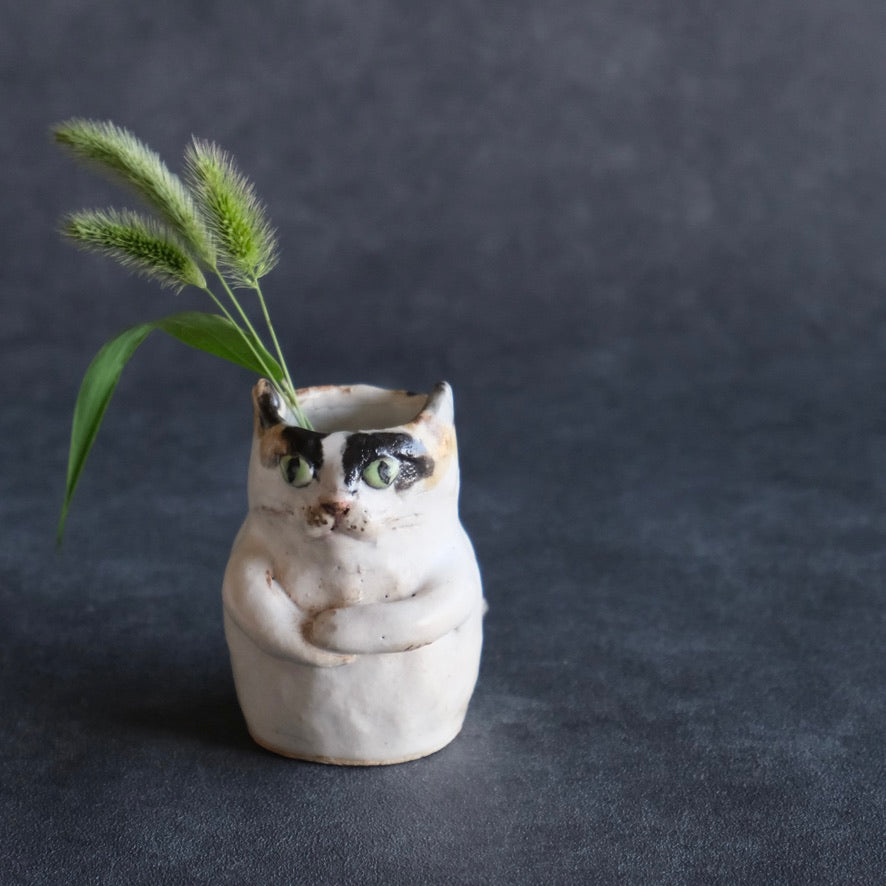 猫の花入れ（小） 三毛・緑の瞳