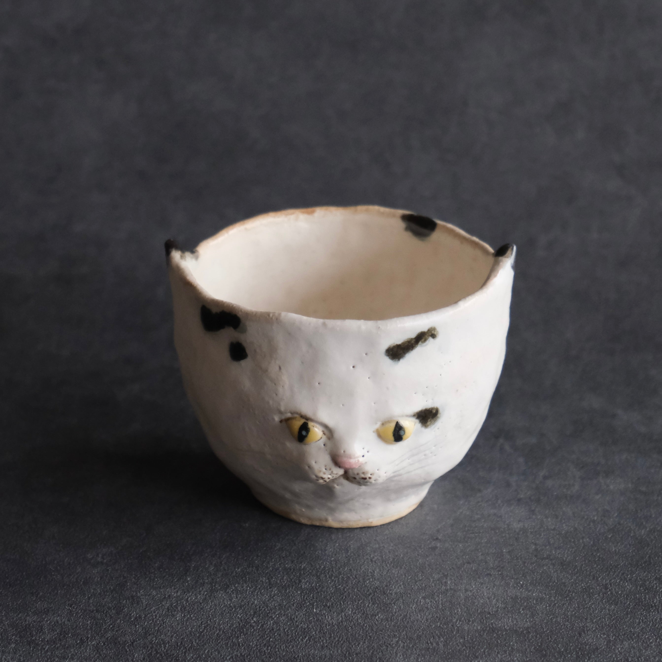 猫カップ　白・黒ぶち・黄色い瞳