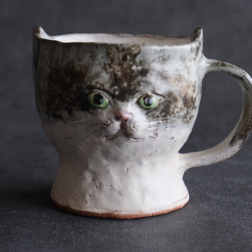 猫のマグカップ　墨グレー・緑の瞳